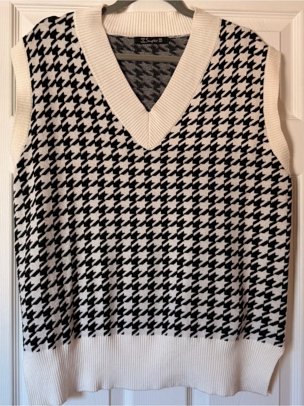 Simplee Apparel Black & White Houndstooth V-Neck Sweater Vest